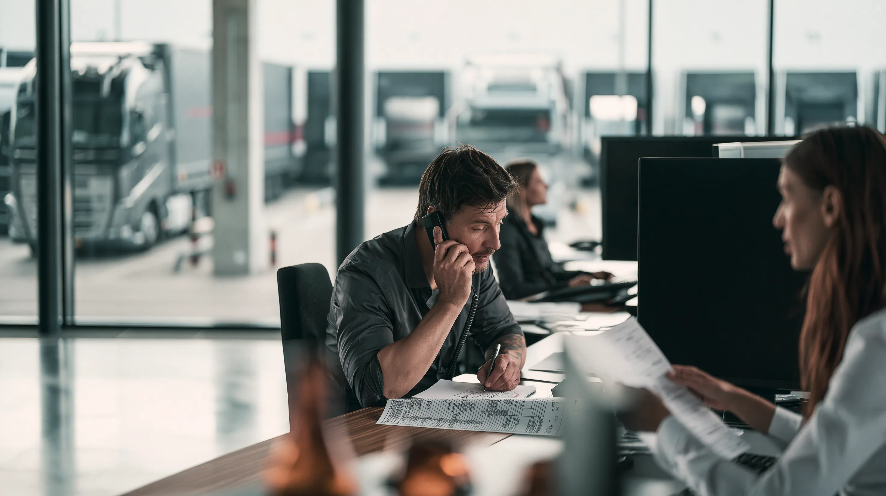 Disposition im Einsatz: Blick aus dem Büro auf den LKW-Hof