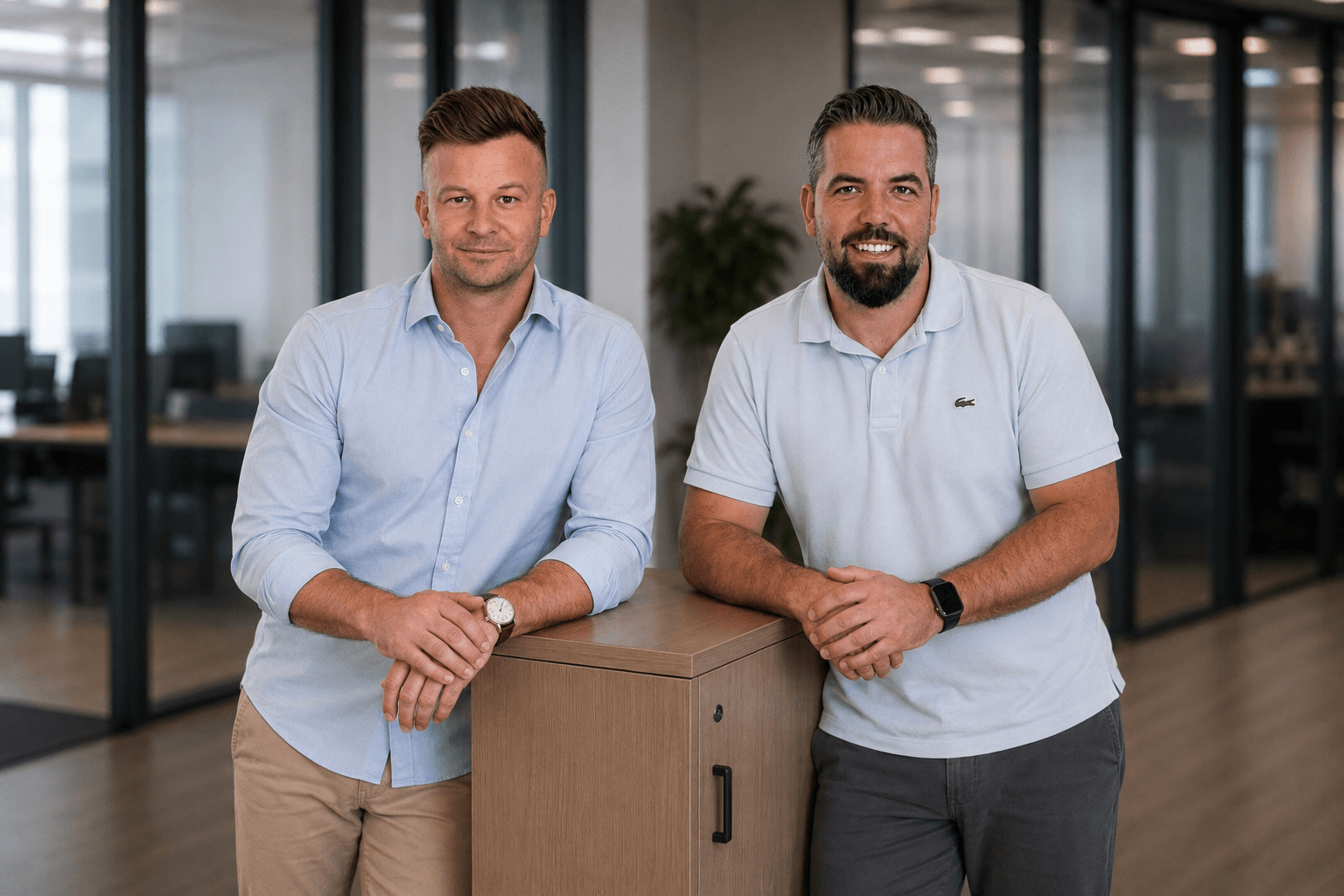Andreas Wurzer und Maximilian Friedl, die beiden Gründer von purLOG, gemeinsam im Büro.